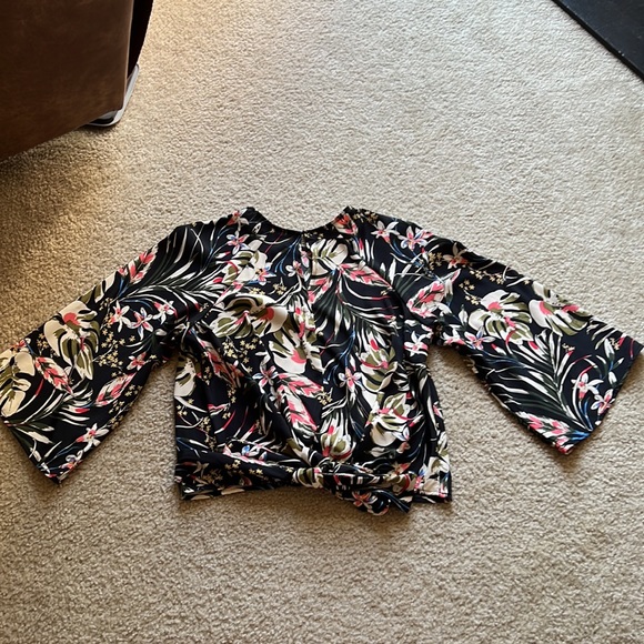 Tropical print back tie blouse 👚 - Picture 3 of 3